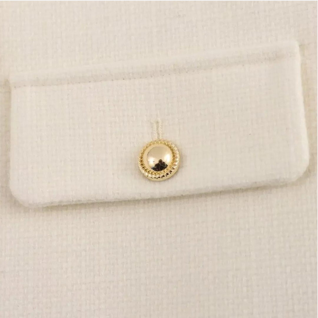 Casaco Michele Texturizado com Bolsos e Botões Dourados