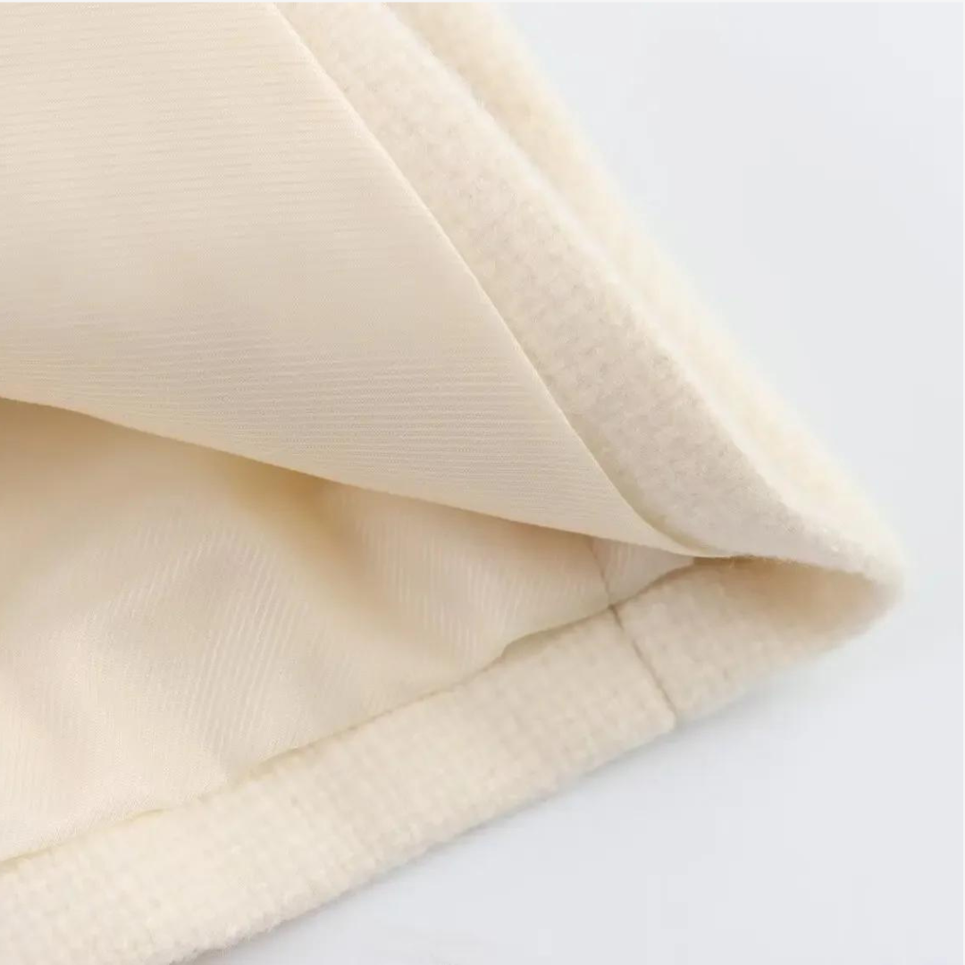 Casaco Michele Texturizado com Bolsos e Botões Dourados