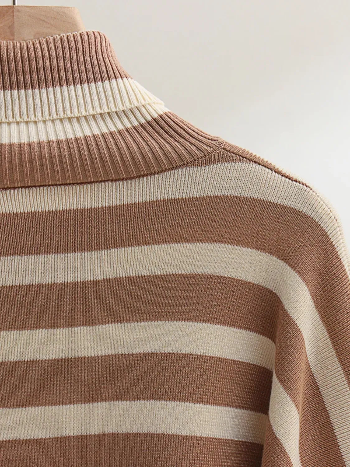 Conjunto Tricô Listrado Gola Alta e Calça Tarcila