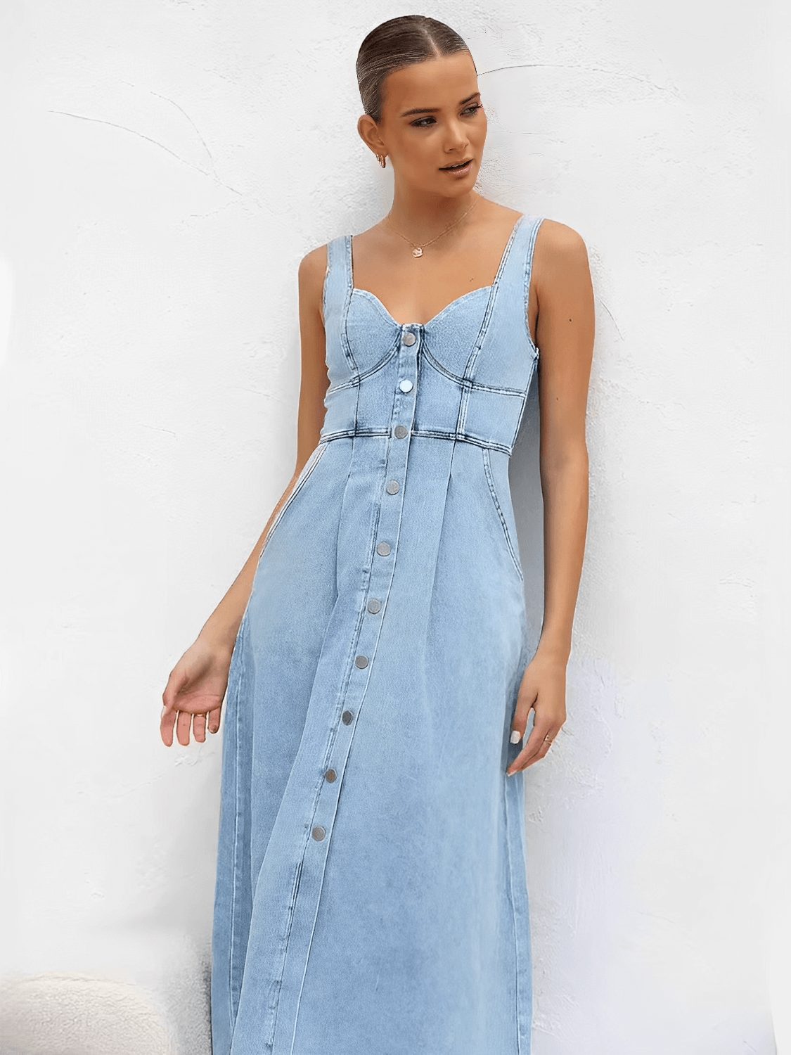 Vestido jeans midi Pilar com decote coração, botões frontais e smock nas costas. Modelagem evasê com leve elasticidade e bolsos laterais.