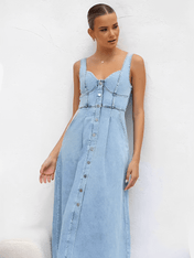 Vestido jeans midi Pilar com decote coração, botões frontais e smock nas costas. Modelagem evasê com leve elasticidade e bolsos laterais.