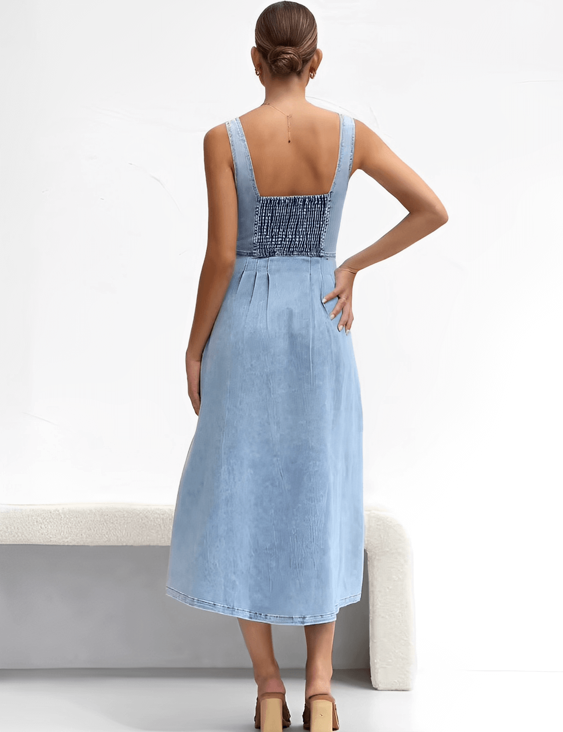 Vestido jeans midi Pilar com decote coração, botões frontais e smock nas costas. Modelagem evasê com leve elasticidade e bolsos laterais.