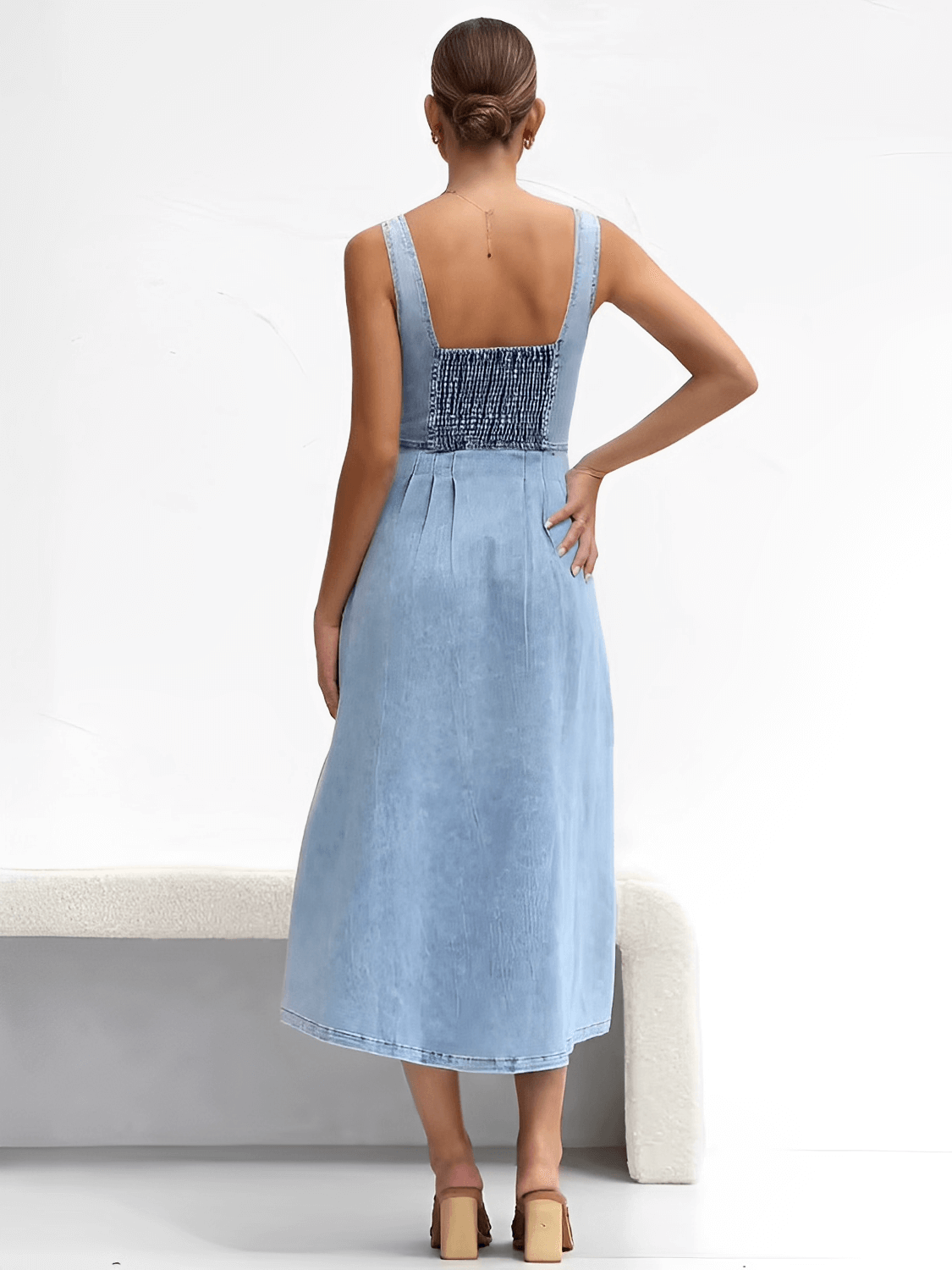 Vestido jeans midi Pilar com decote coração, botões frontais e smock nas costas. Modelagem evasê com leve elasticidade e bolsos laterais.
