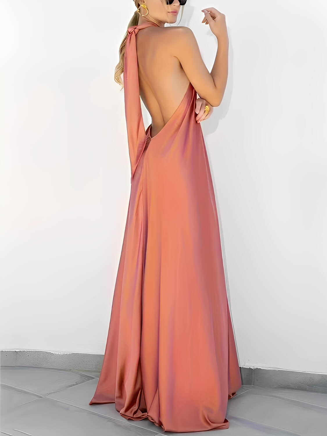 Vestido Hailey Longo Acetinado com Gola Halter e Costas Vazadas