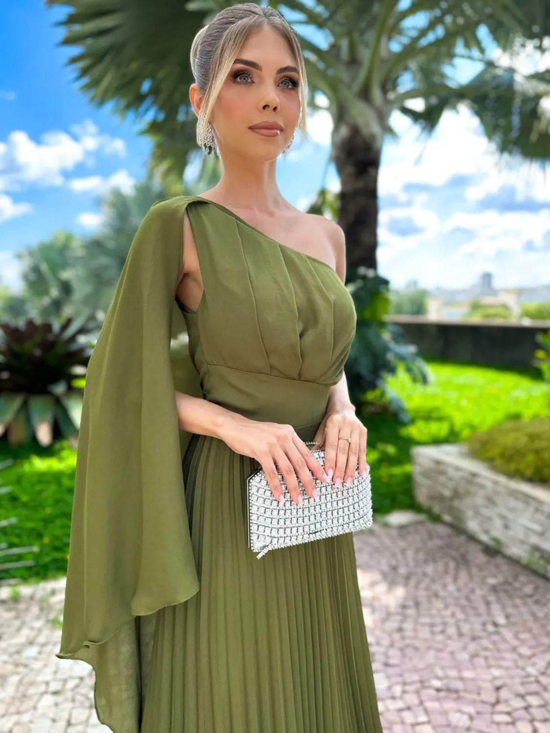 Vestido Longo Plissado com Capa Gabriella