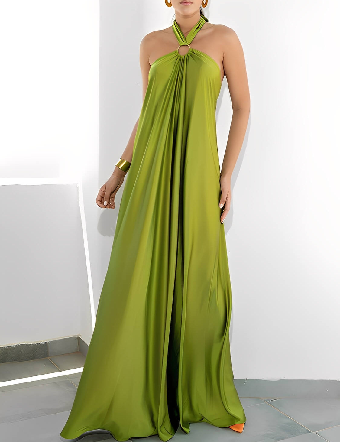 Vestido Hailey Longo Acetinado com Gola Halter e Costas Vazadas