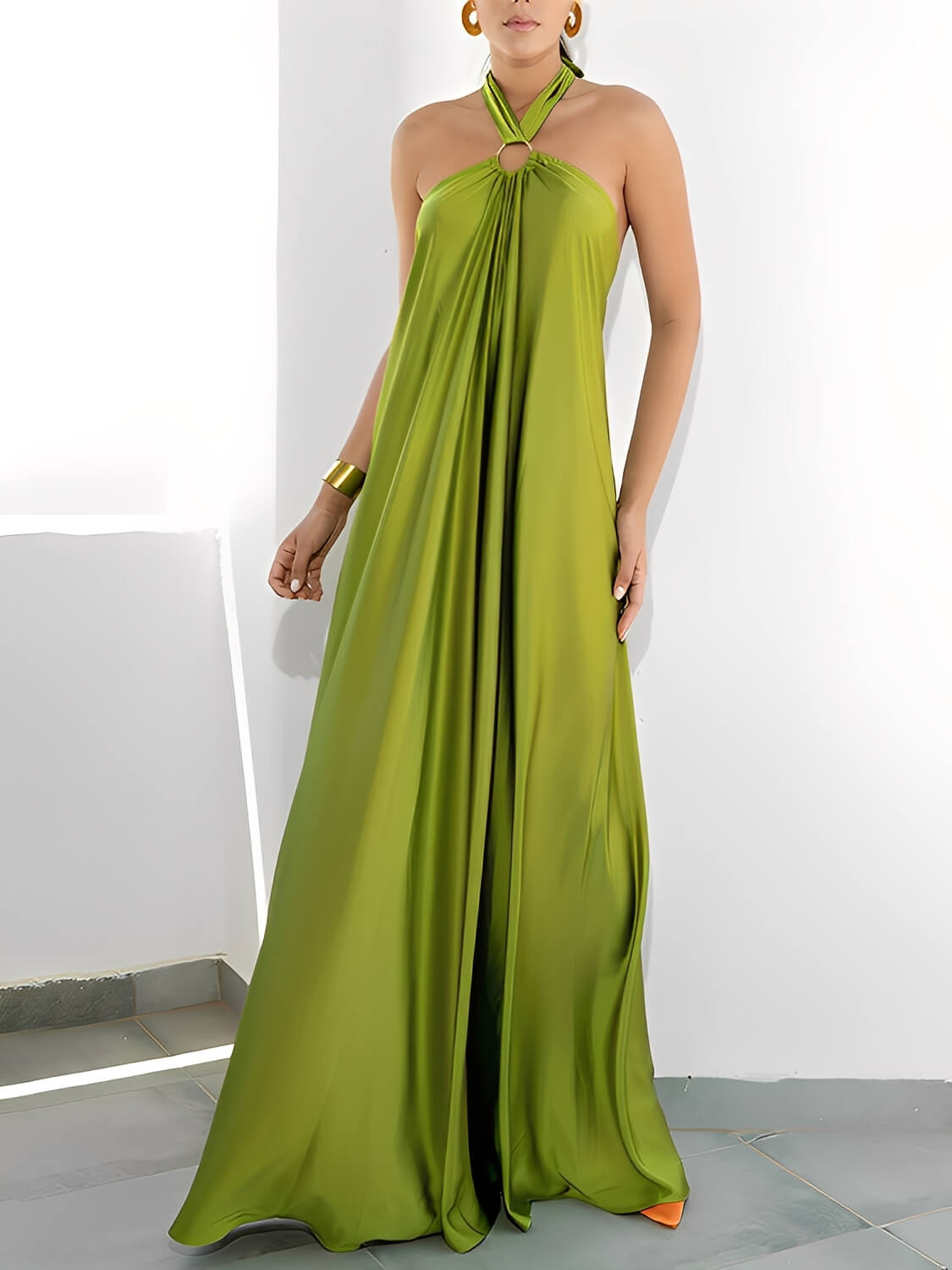 Vestido Hailey Longo Acetinado com Gola Halter e Costas Vazadas