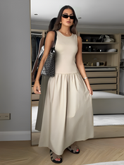 Vestido longo canelado Maia com saia evasê plissada, sem mangas, caimento elegante em preto e caqui

