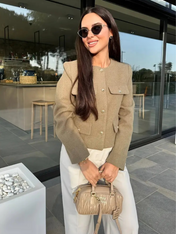 Casaco Michele Texturizado com Bolsos e Botões Dourados