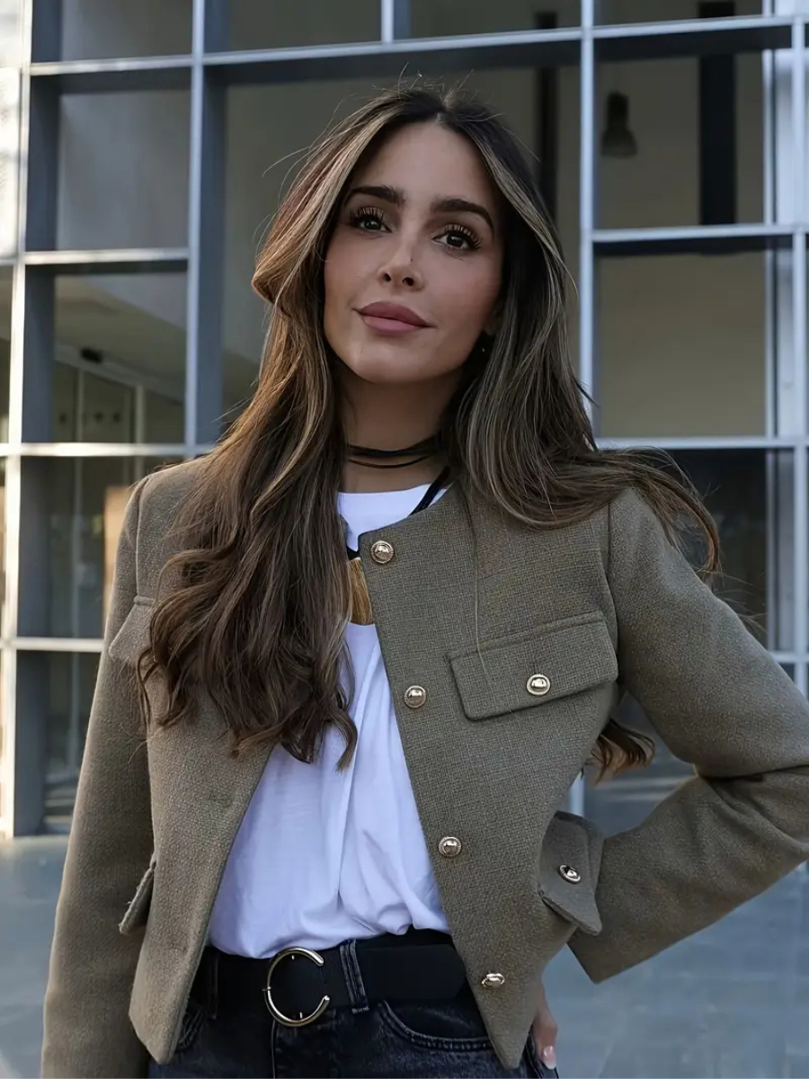 Casaco Michele Texturizado com Bolsos e Botões Dourados