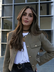 Casaco Michele Texturizado com Bolsos e Botões Dourados