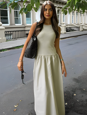 Vestido longo canelado Maia com saia evasê plissada, sem mangas, caimento elegante em preto e caqui

