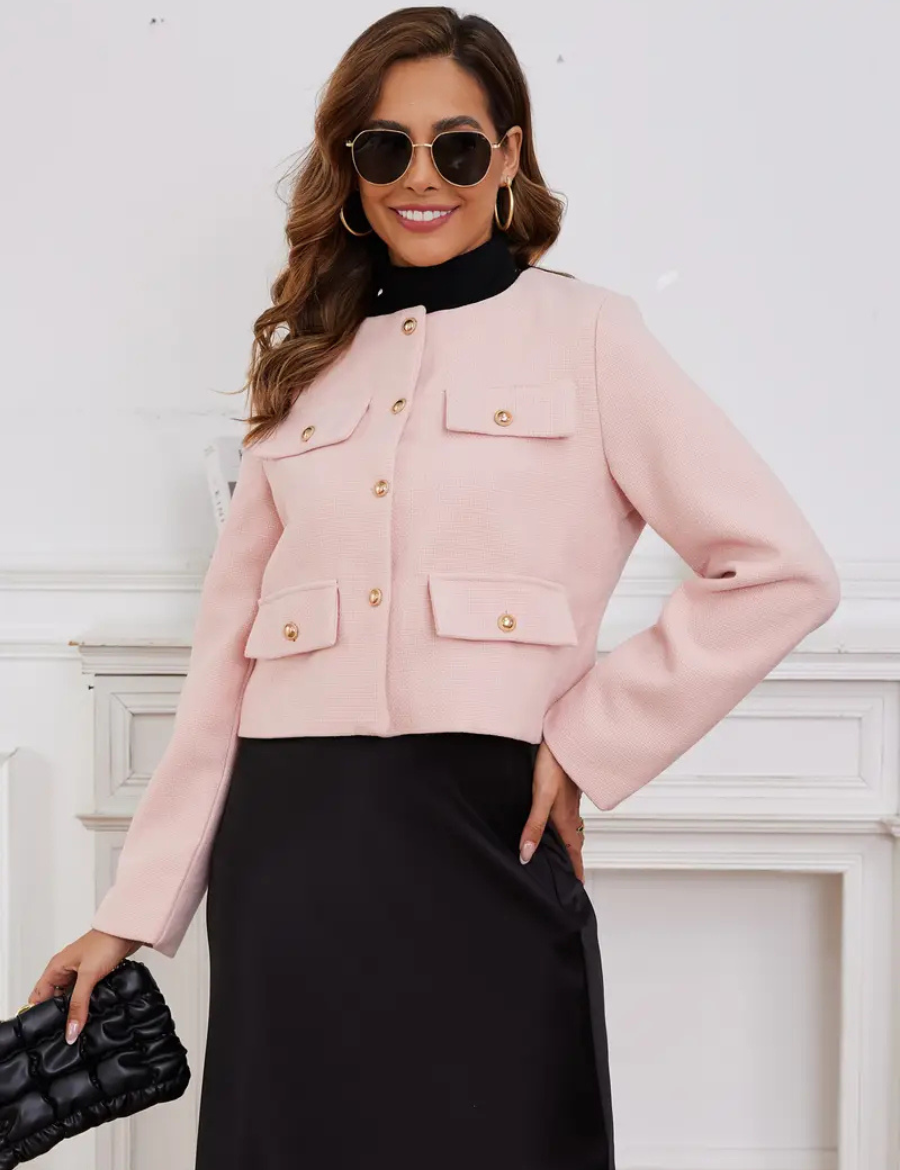 Casaco Michele Texturizado com Bolsos e Botões Dourados