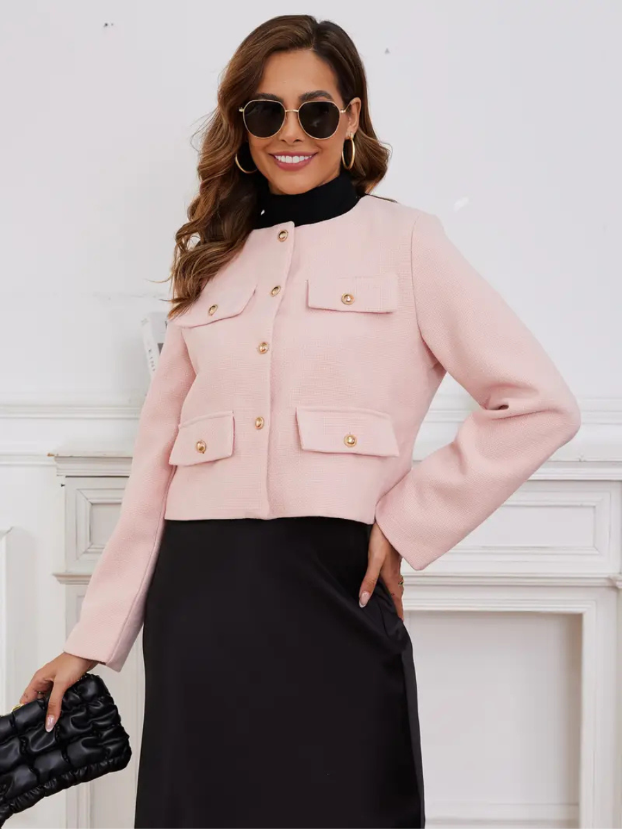 Casaco Michele Texturizado com Bolsos e Botões Dourados