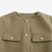 Casaco Michele Texturizado com Bolsos e Botões Dourados