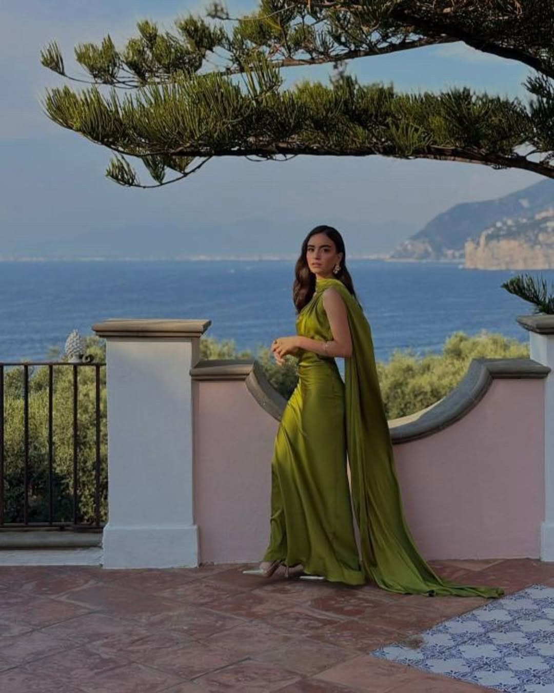 Vestido Longo de Cetim Frente Única Dominique