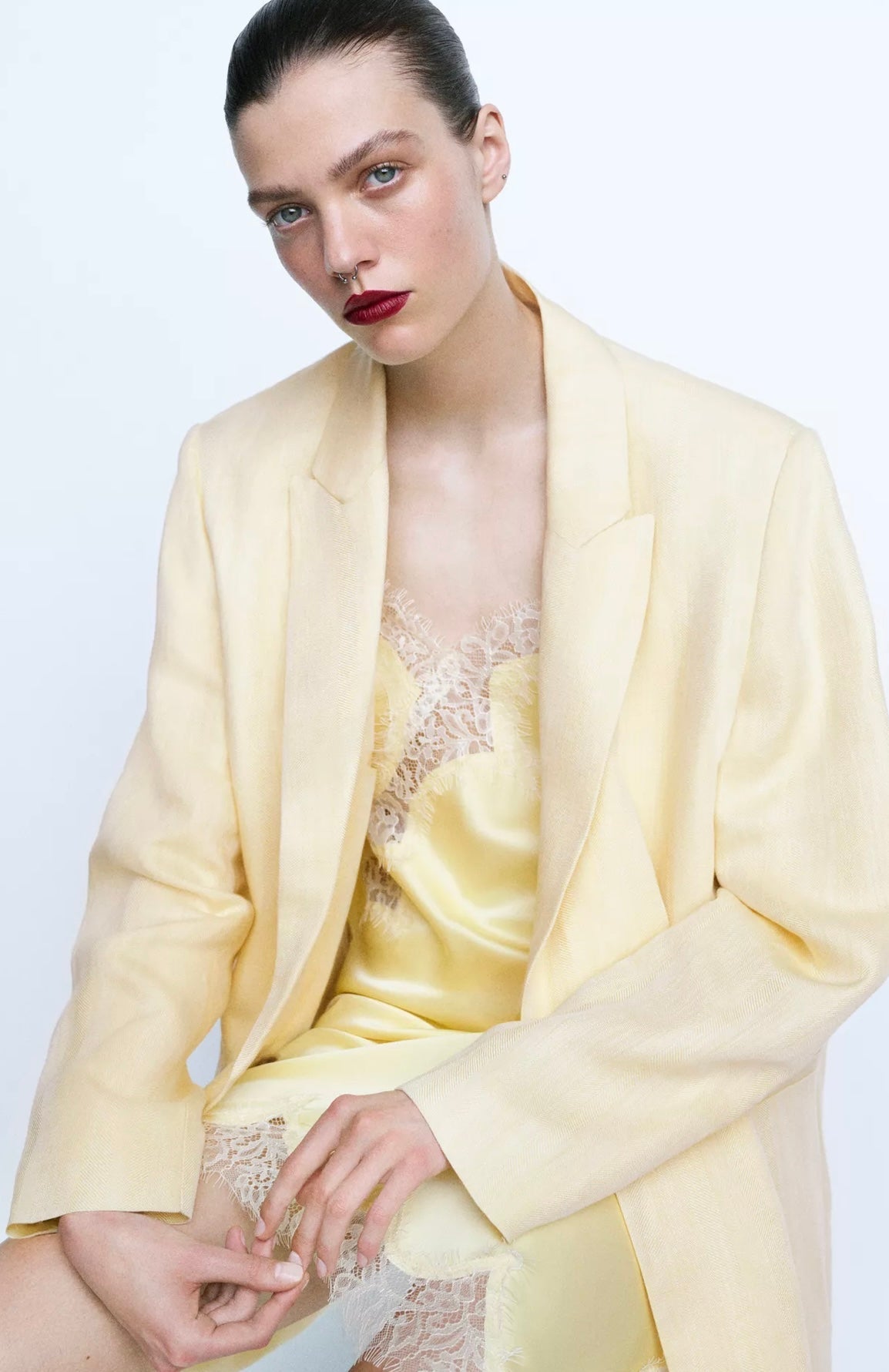 Vestido Curto de Cetim com Renda Pamella