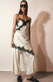 Vestido Curto de Cetim com Renda Pamella