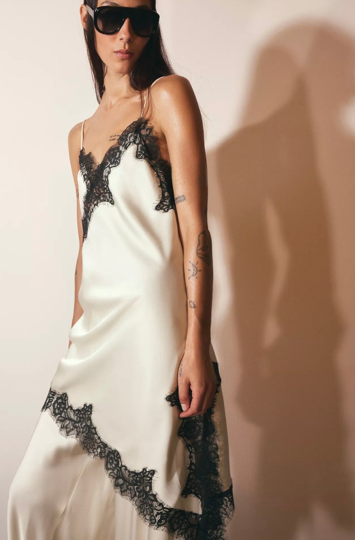 Vestido Curto de Cetim com Renda Pamella