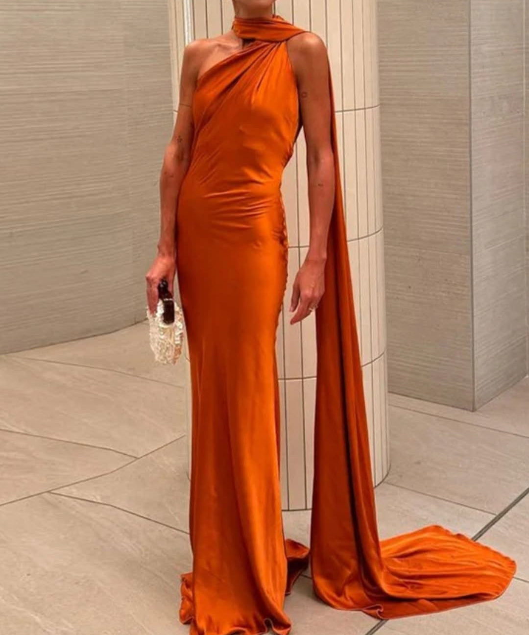 Vestido Longo de Cetim Frente Única Dominique