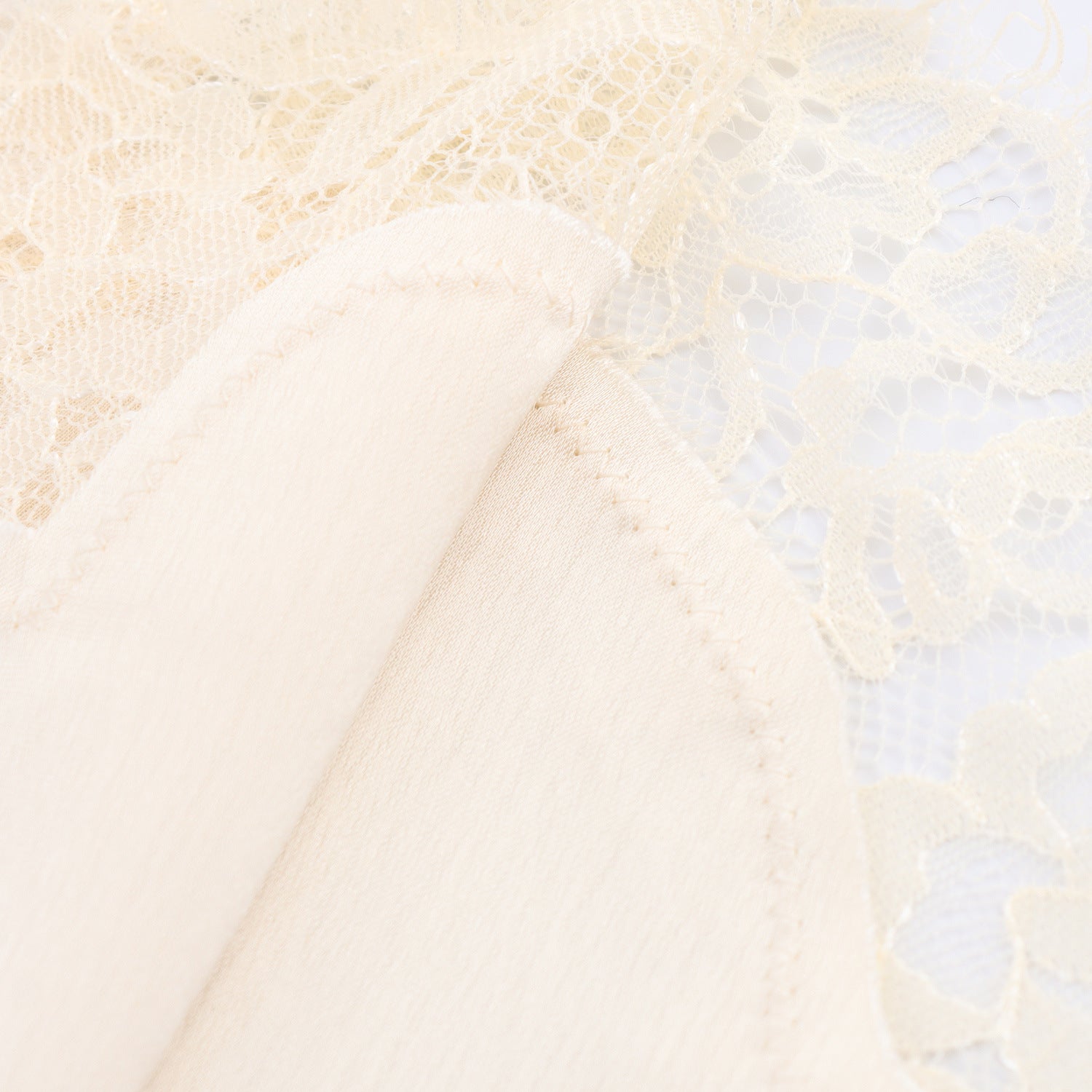 Vestido Curto de Cetim com Renda Pamella