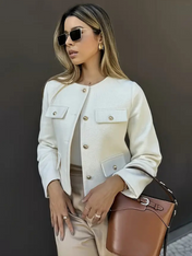 Casaco Michele feminino de tecido texturizado estilo tweed, modelagem curta sem gola, com quatro bolsos frontais e botões dourados elegantes