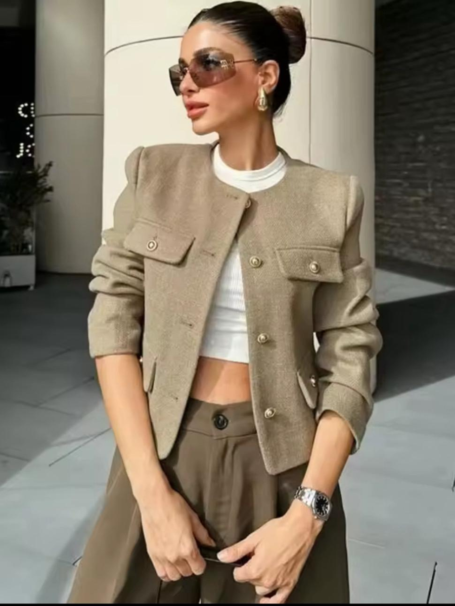 Casaco Michele feminino de tecido texturizado estilo tweed, modelagem curta sem gola, com quatro bolsos frontais e botões dourados elegantes