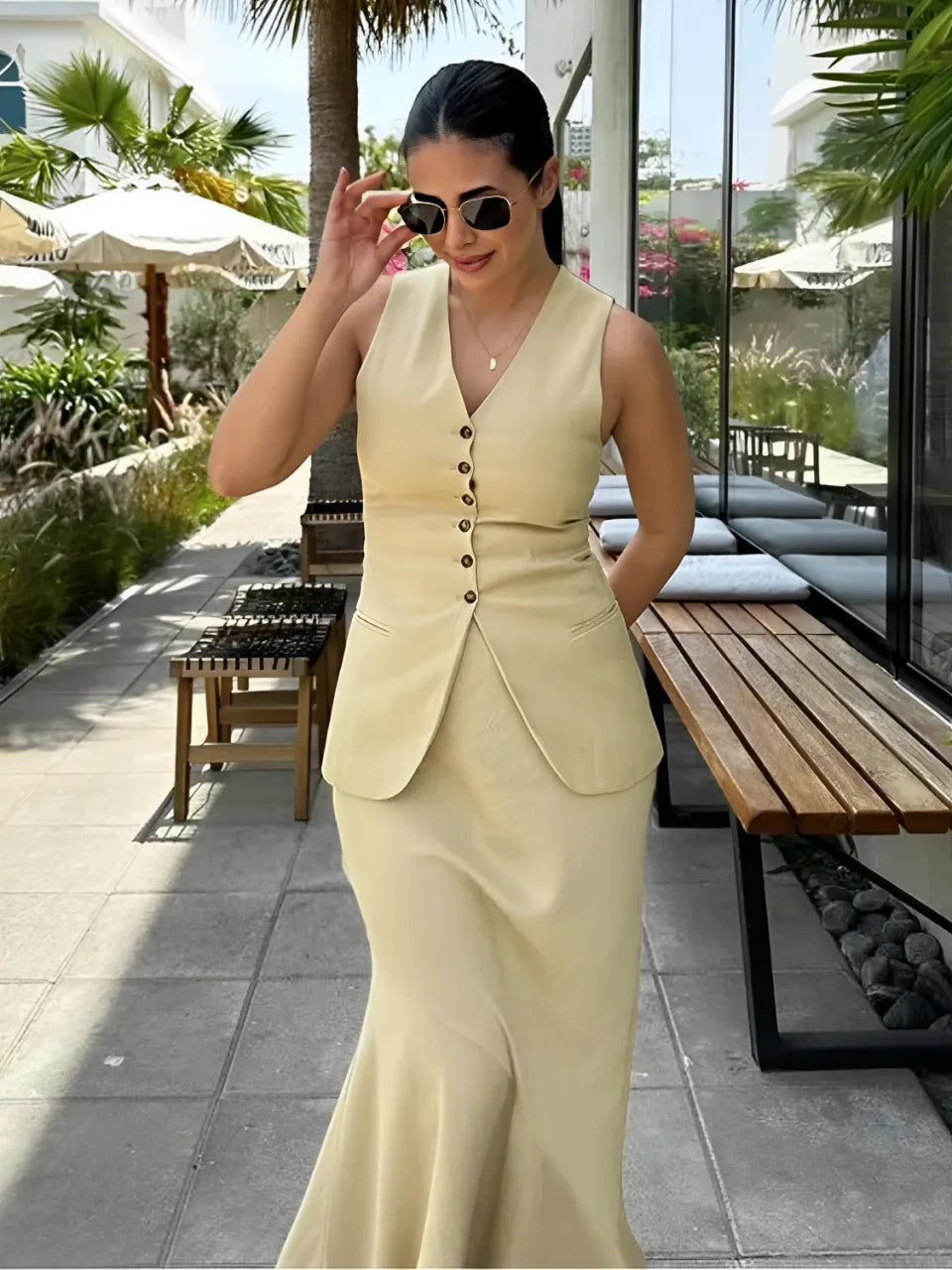 Conjunto alfaiataria feminino com colete abotoado e saia longa fluida Anabelle