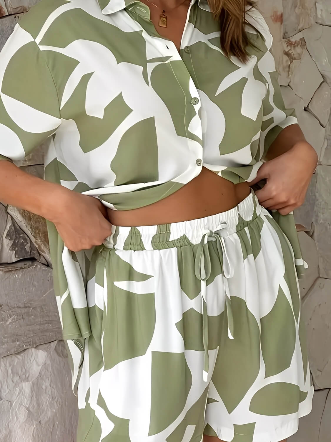 Detalhe do short com cós elástico e amarração do Conjunto Amaryllis