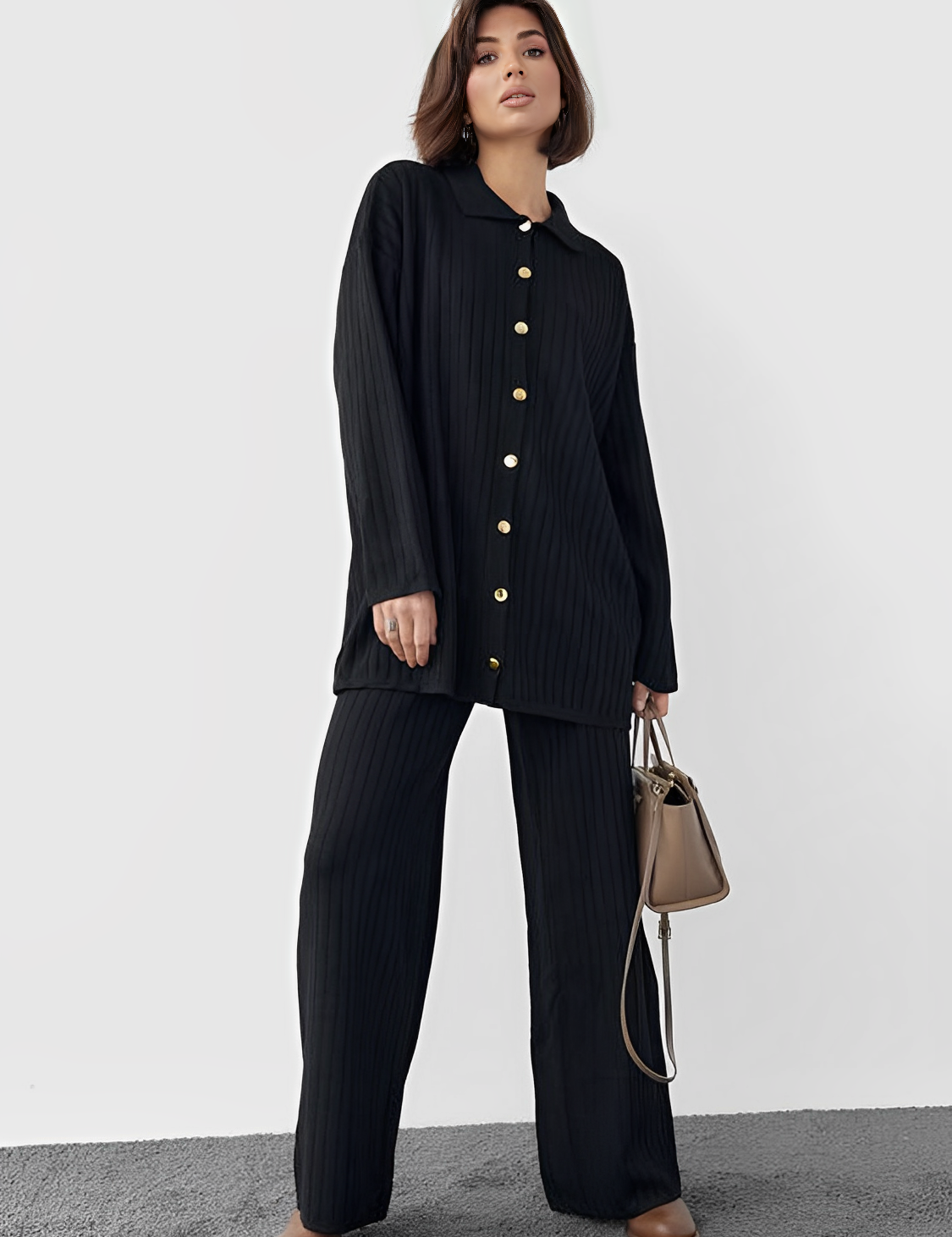 Modelo vestindo Conjunto Camila em tricô canelado verde escuro, composto por camisa alongada de botões dourados e calça reta confortável estilo aerolook