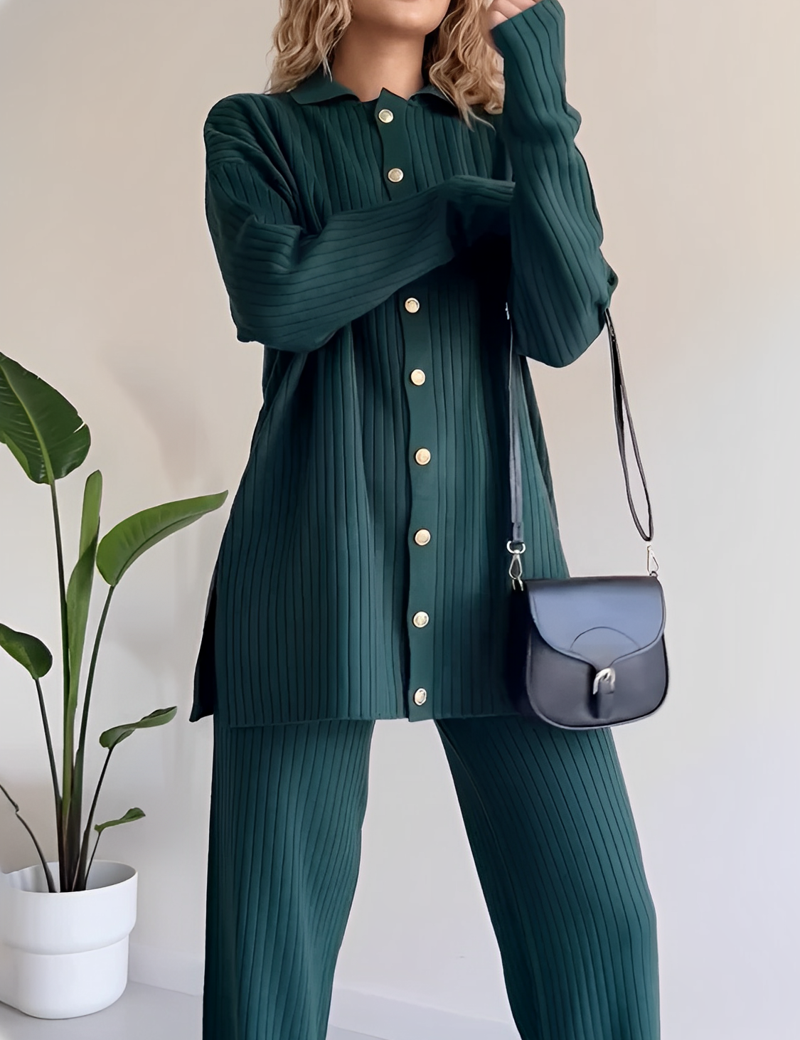 Modelo vestindo Conjunto Camila em tricô canelado verde escuro, composto por camisa alongada de botões dourados e calça reta confortável estilo aerolook