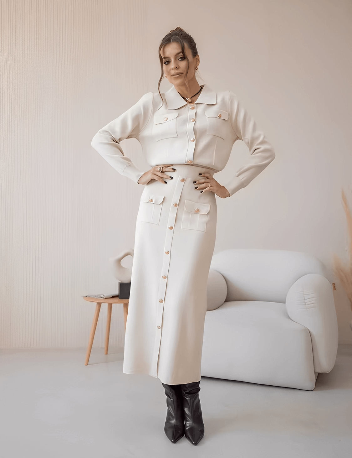 Conjunto feminino em viscose com suéter de botões e saia midi damasco