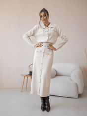 Conjunto feminino em viscose com suéter de botões e saia midi damasco