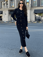 Conjunto alfaiataria feminino preto com suéter gola virada e saia midi