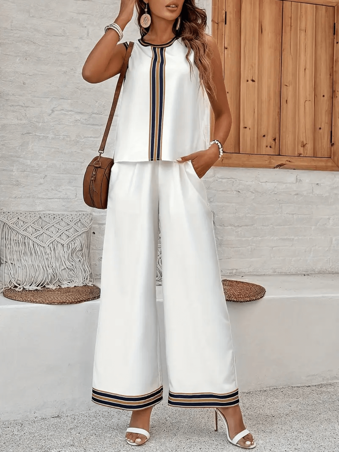Conjunto feminino com regata minimalista e calça wide leg cintura alta com bolsos. Look elegante e fresco para trabalho ou eventos.