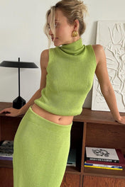 Modelo vestindo Conjunto Amaya de tricô canelado, composto por regata sem mangas de gola alta e saia longa reta, visual monocromático elegante