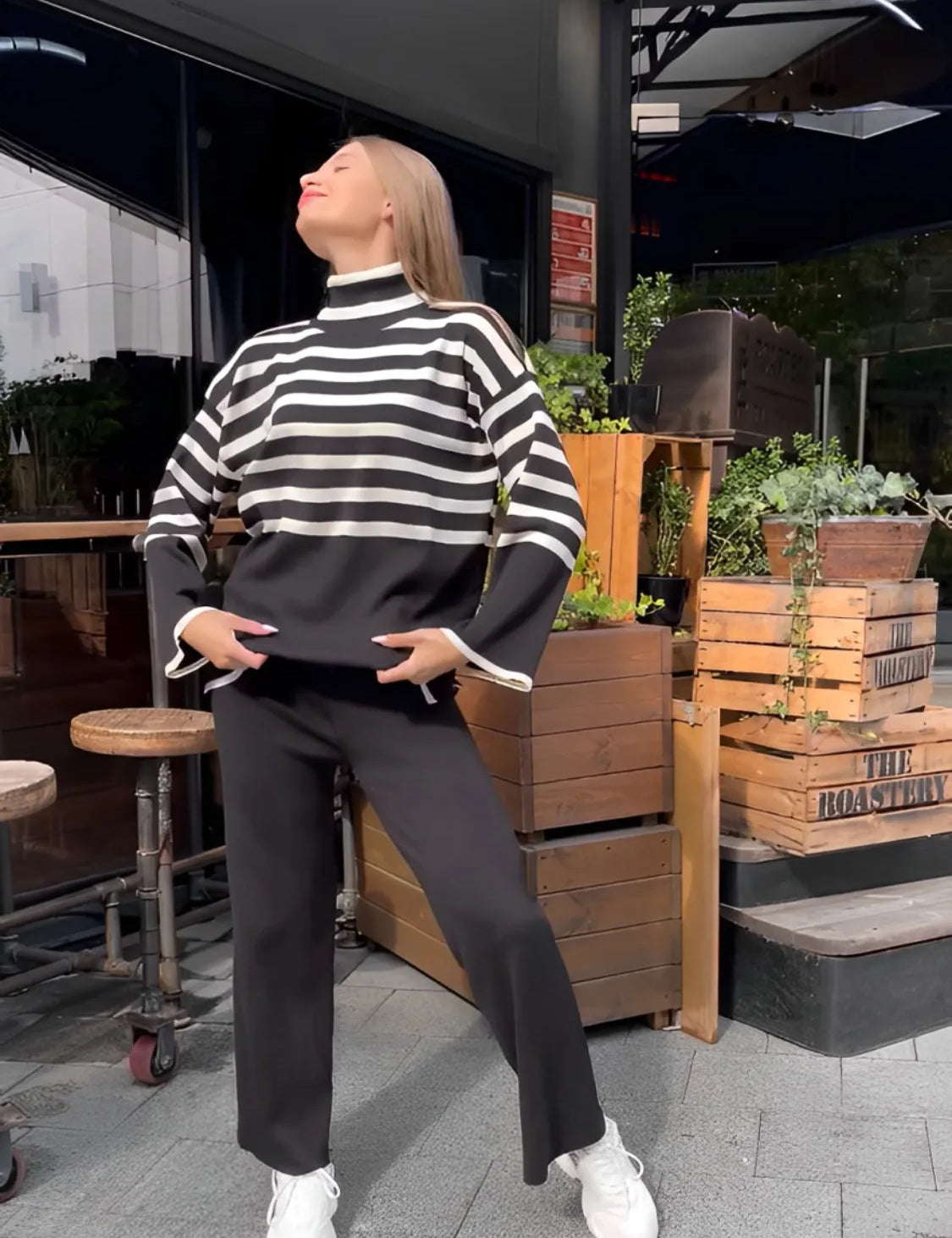 Conjunto de tricô listrado com gola alta e calça Tarcila