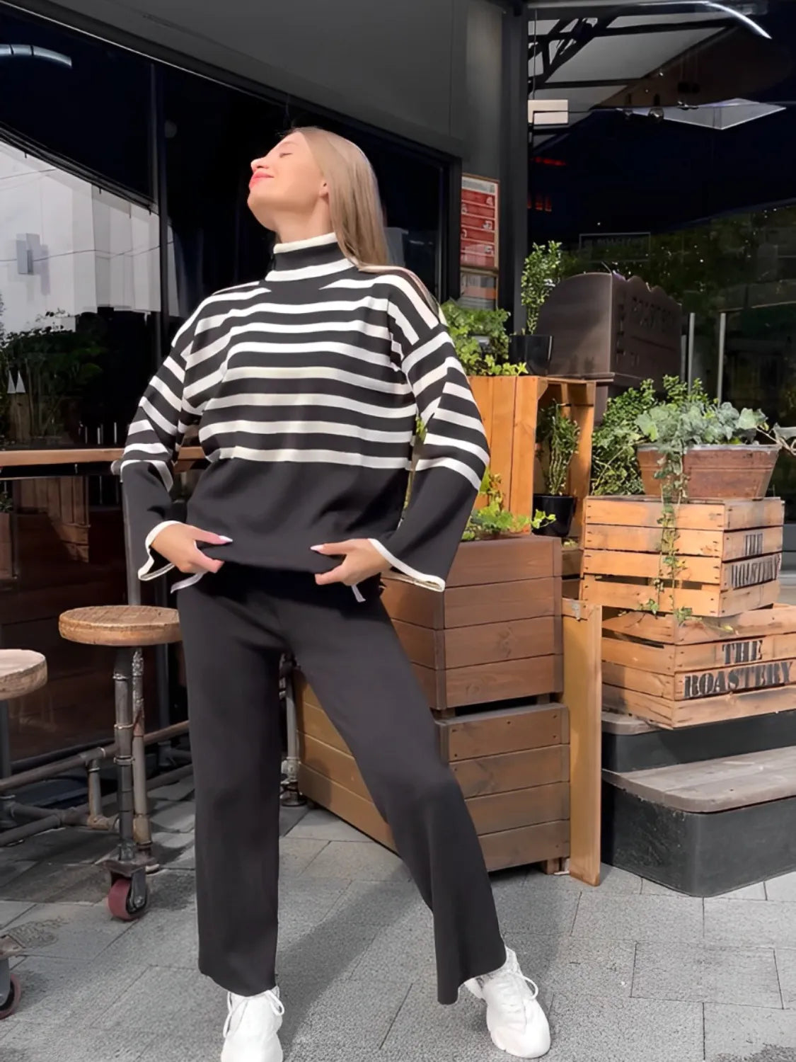 Conjunto de tricô listrado com gola alta e calça Tarcila