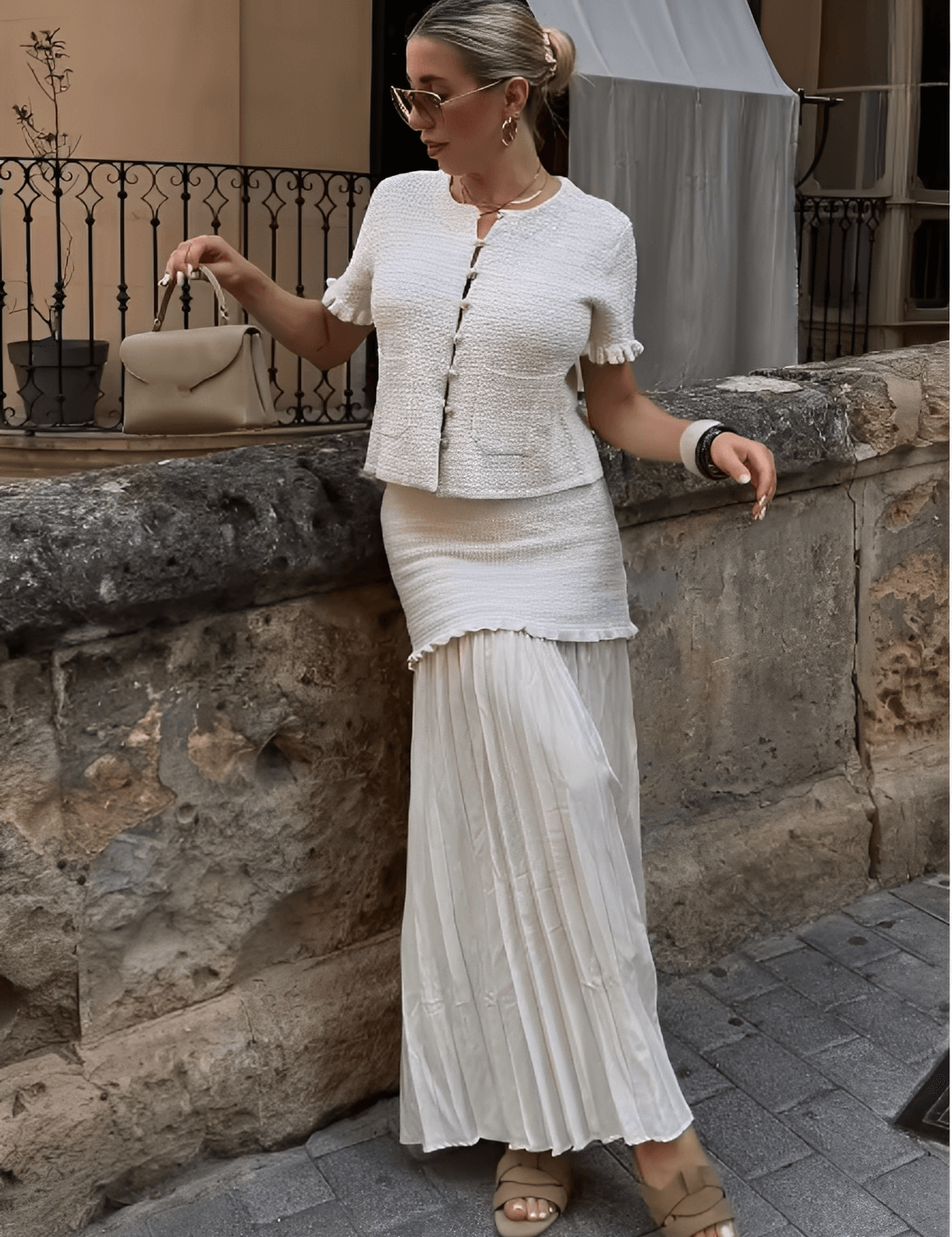  Conjunto tweed feminino Suiany com blusa estruturada e saia longa plissada em duas camadas, caimento elegante