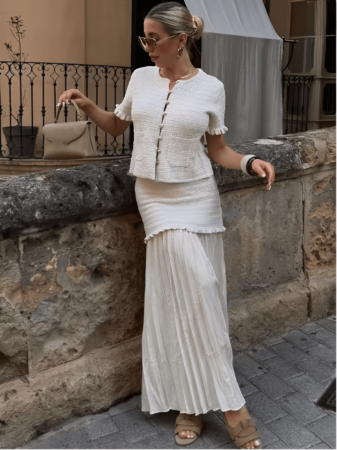  Conjunto tweed feminino Suiany com blusa estruturada e saia longa plissada em duas camadas, caimento elegante