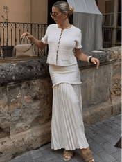  Conjunto tweed feminino Suiany com blusa estruturada e saia longa plissada em duas camadas, caimento elegante