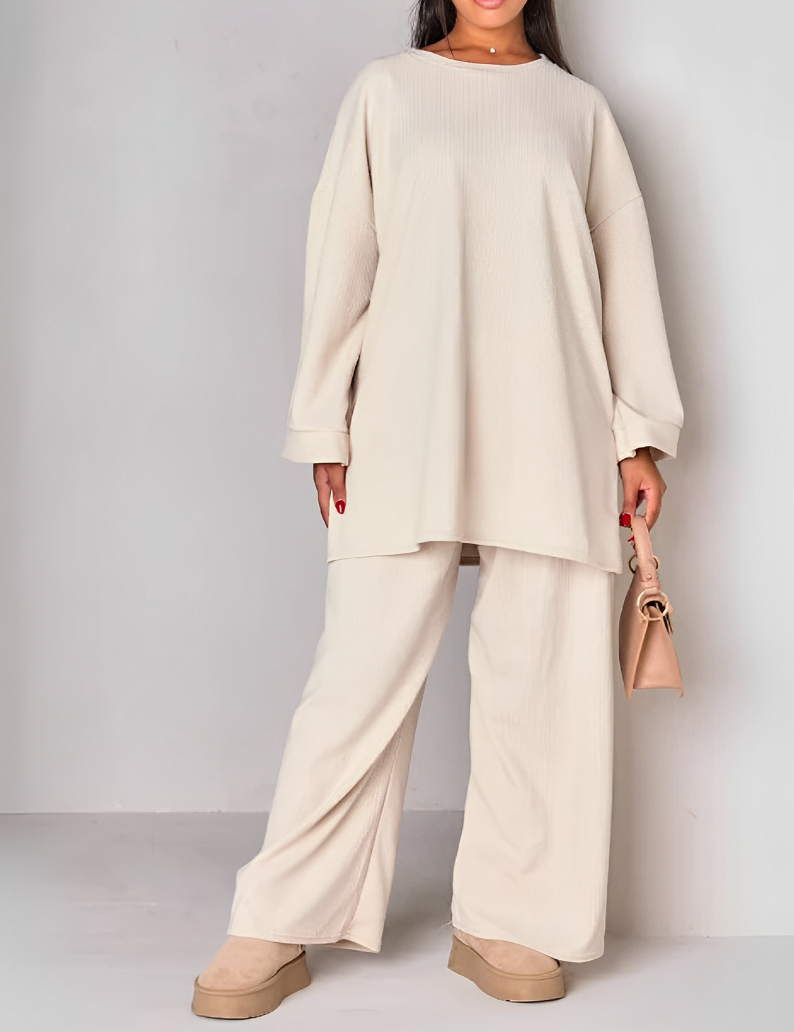 Conjunto feminino em veludo cotelê com suéter oversized e calça wide leg, caimento elegante e confortável

