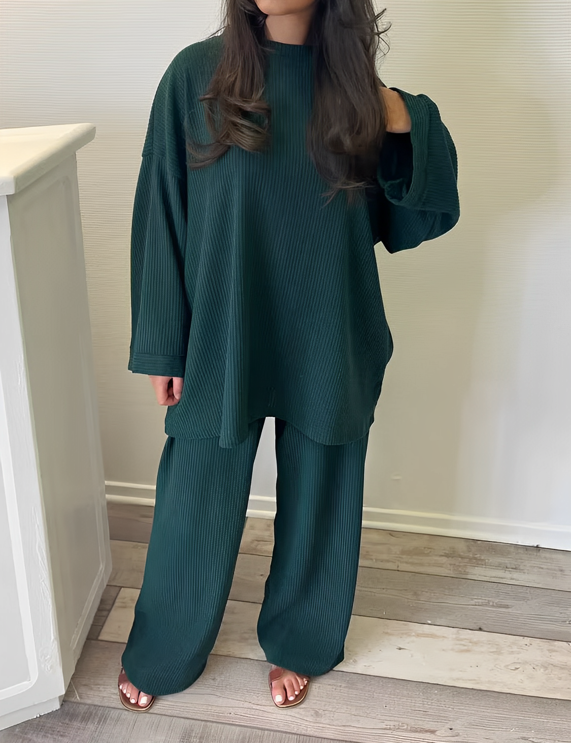 Conjunto feminino em veludo cotelê com suéter oversized e calça wide leg, caimento elegante e confortável

