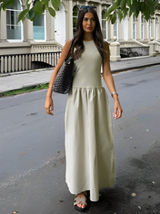 Vestido longo canelado Maia com saia evasê plissada, sem mangas, caimento elegante em preto e caqui

