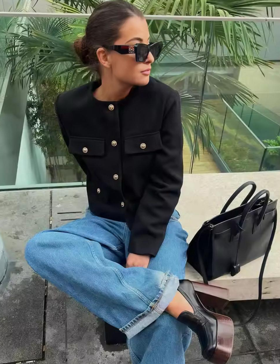 Casaco Michele Texturizado com Bolsos e Botões Dourados