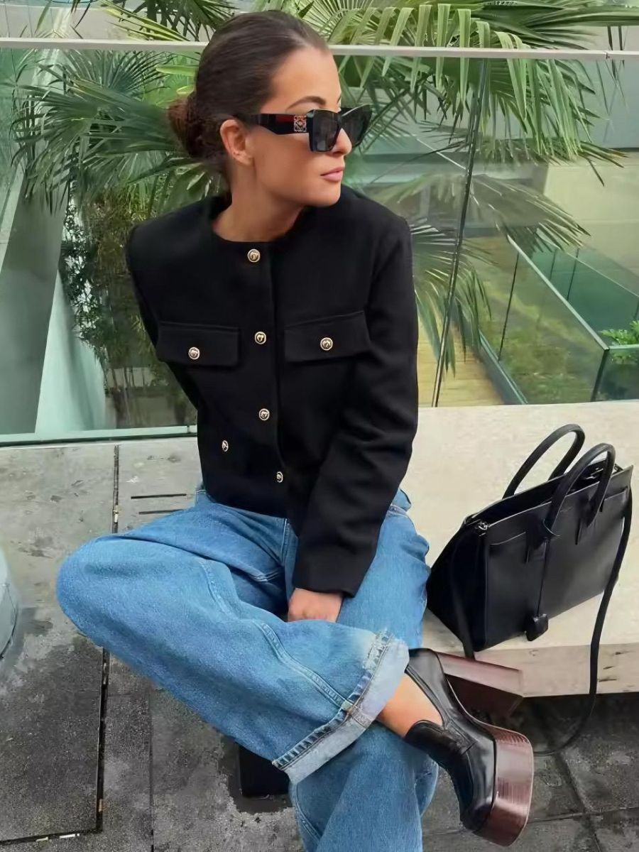 Casaco Michele Texturizado com Bolsos e Botões Dourados