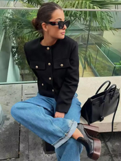 Casaco Michele Texturizado com Bolsos e Botões Dourados