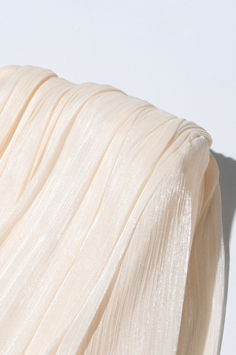 Vestido Giulieta Curto Acetinado Texturizado com Manga Longa