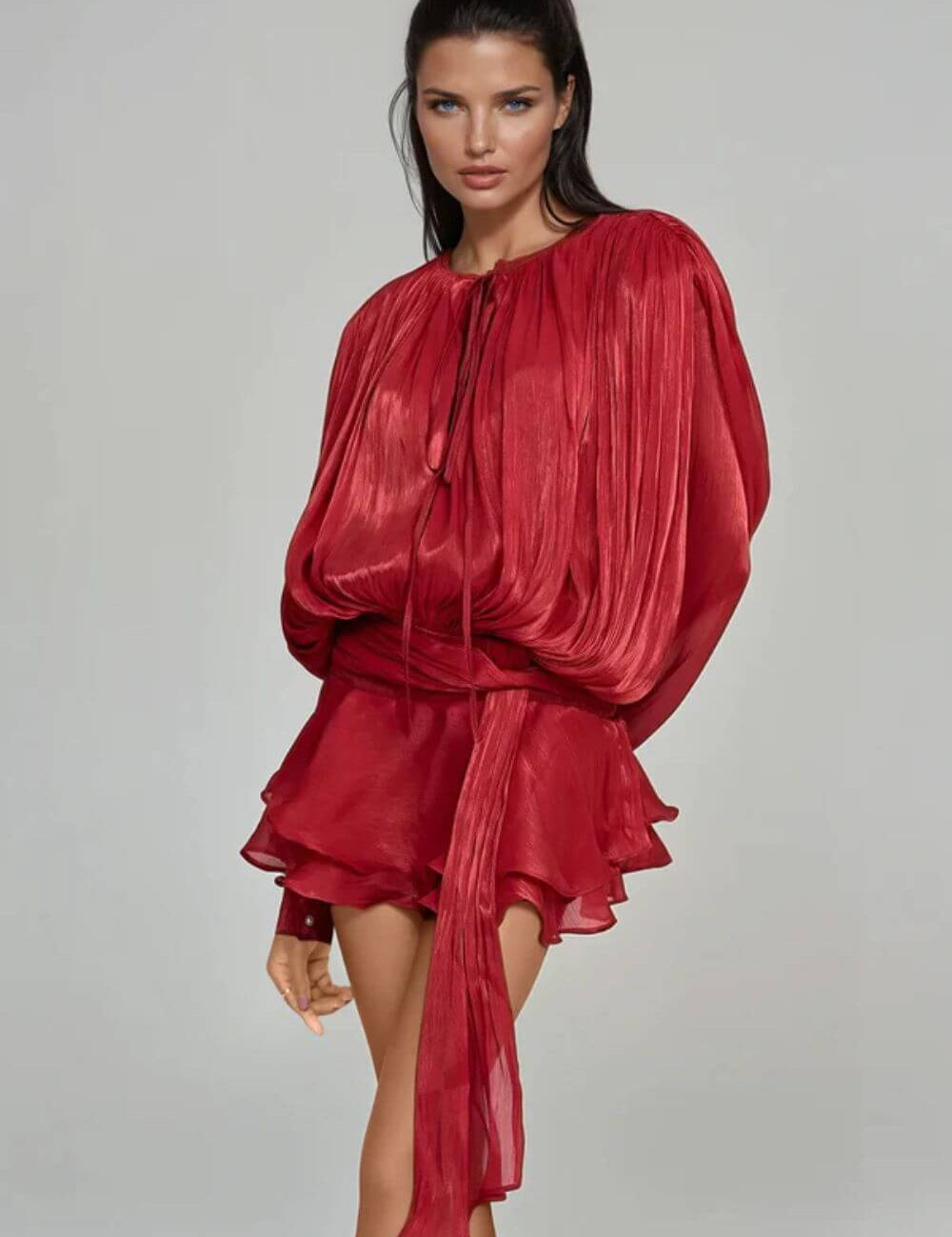 Vestido Giulieta Curto Acetinado Texturizado com Manga Longa