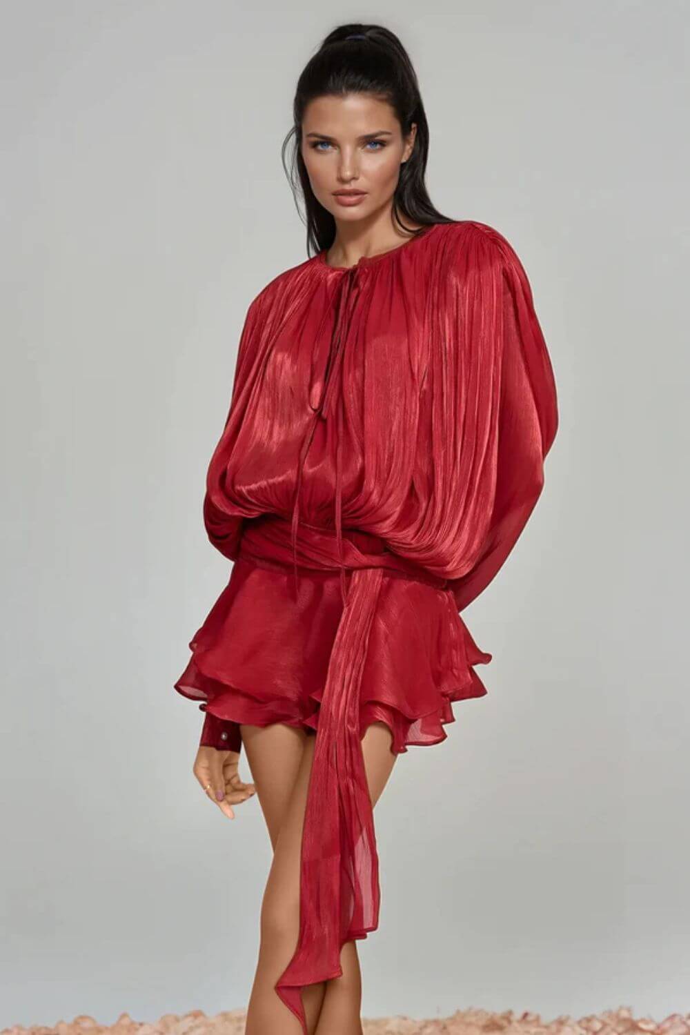 Vestido Giulieta Curto Acetinado Texturizado com Manga Longa